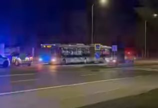 Horor v nitrianskej MHD. Muž v autobuse sa cestujúcim vyhrážal zbraňou