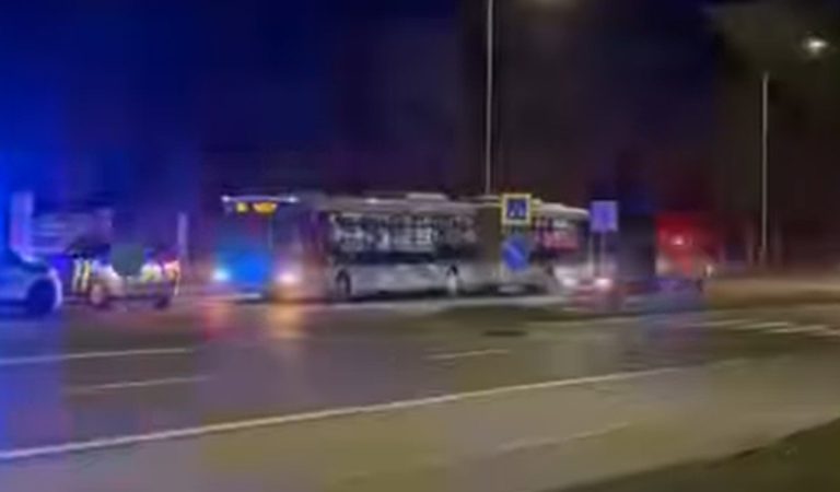 Horor v nitrianskej MHD. Muž v autobuse sa cestujúcim vyhrážal zbraňou