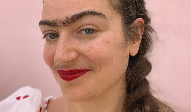 Žena si odmieta holiť fúzy a trhať obočie. Vraj jej to pomáha selektovať správnych mužov