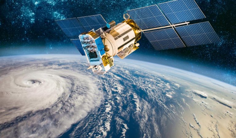 z vesmíru bude padať satelit