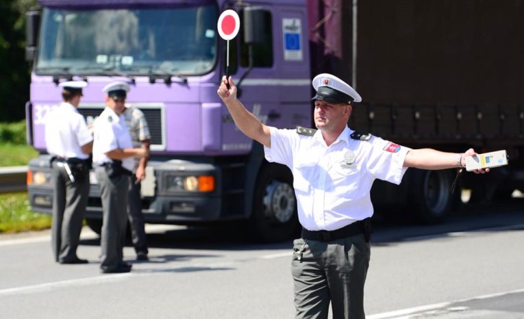 Polícia bude môcť zastaviť autá na diaľku