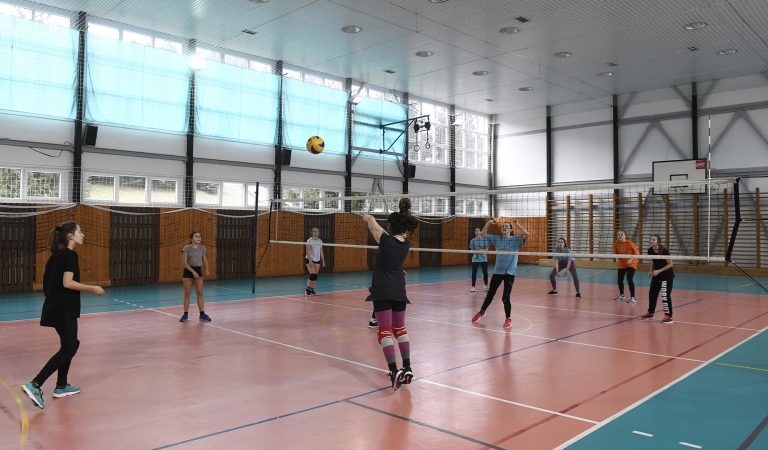 Slováci sa podelili o svoje traumatizujúce aj vtipné zážitky z telesnej výchovy