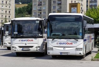 Cestujúci zavolali na opitého autobusára políciu. Ten ich zavrel v autobuse a ušiel