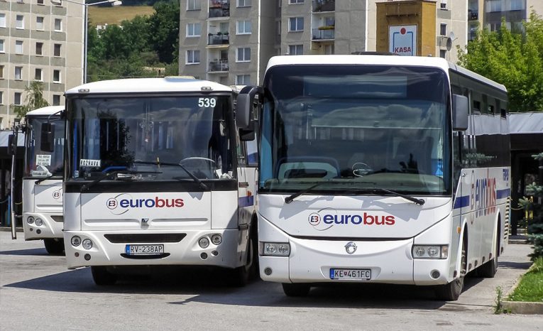 Cestujúci zavolali na opitého autobusára políciu. Ten ich zavrel v autobuse a ušiel