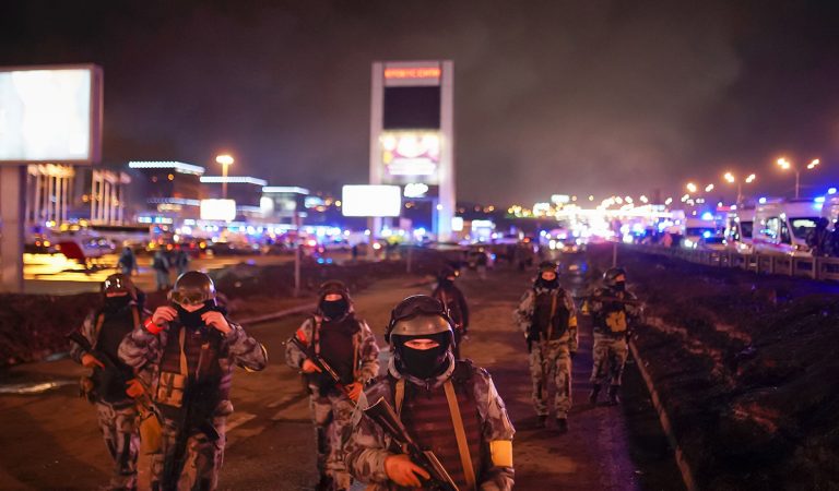 Streľba v Moskve si vyžiadala viac ako 60 obetí. Hlási sa k nej Islamský štát