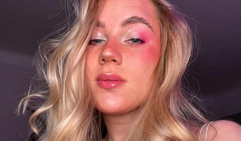 Transrodová OnlyFans modelka sa hrá na virtuálnu frajerku. Muži s ňou podvádzajú tie skutočné