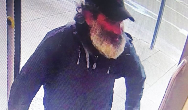 Polícia pátra po mužovi, ktorý na zastávke obchytkával maloleté dievča