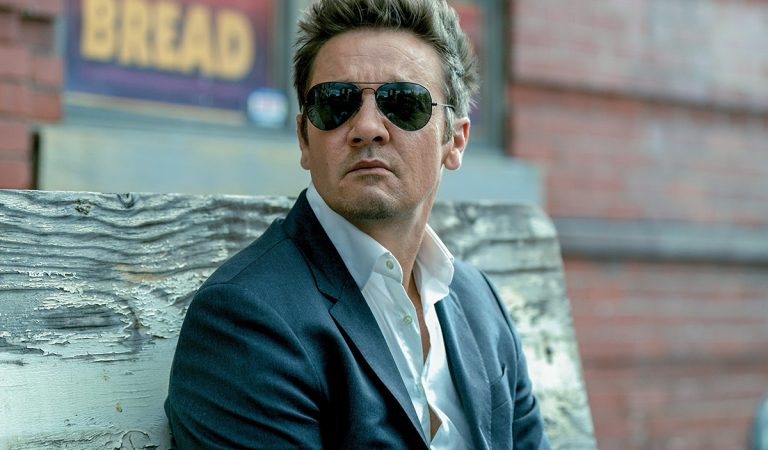 Jeremy Renner sa po nehode vracia pred kamery. 3. séria seriálu Starosta mesta Kingstown láka výborným trailerom