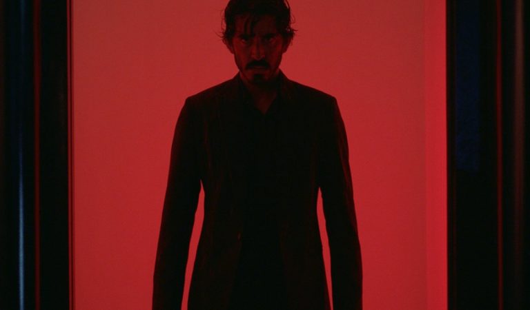 Brutálna a adrenalínová akčná jazda. Čo na filmovú novinku Opičí človek hovoria kritici?