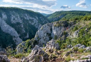 Hobitie domčeky alebo slovenský Grand Canyon. Ktoré miesta na Slovensku pripomínajú zahraničie?