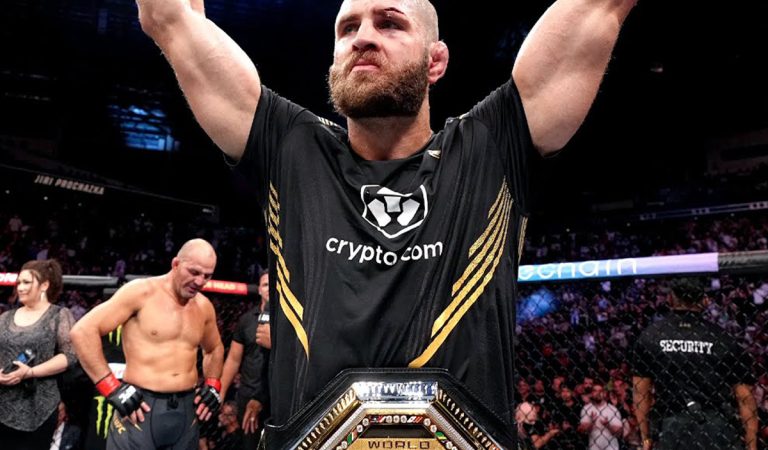 Procházka sa už tento víkend na jubilejnom UFC 300 pokúsi získať skalp rakúskeho bojovníka