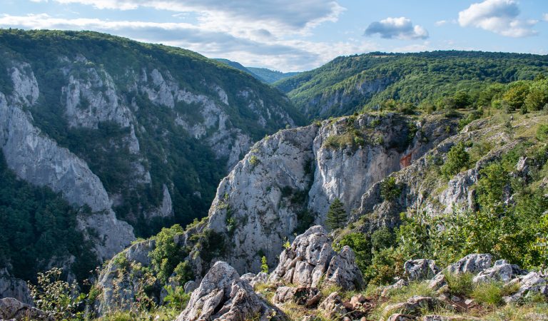Hobitie domčeky alebo slovenský Grand Canyon. Ktoré miesta na Slovensku pripomínajú zahraničie?