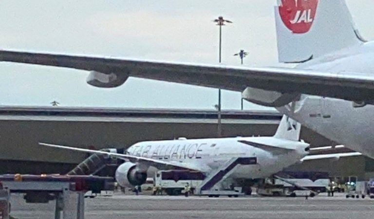 Jedna osoba zahynula a ďalších 30 utrpelo zranenia na palube lietadla spoločnosti Singapore Airlines z Londýna do Singapuru