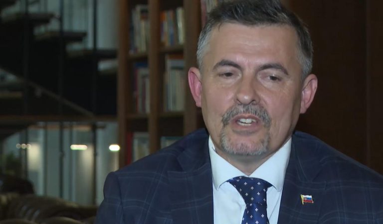 Lukáš Machala z ministerstva kultúry šokoval ľudí svojimi vyjadreniami. Tvrdí, že to, že Zem je guľatá nie je nijako potvrdené.