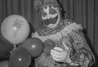 Prečo sa deti boja klaunov? Odpoveďou je meno John Wayne Gacy, ktorého sa nebáli, no mali