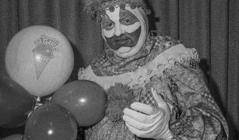 Prečo sa deti boja klaunov? Odpoveďou je meno John Wayne Gacy, ktorého sa nebáli, no mali