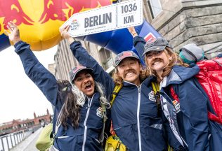 Dá sa precestovať svet bez peňazí? Red Bull dokázal, že áno, takto dobrodružná súťaž prebiehala