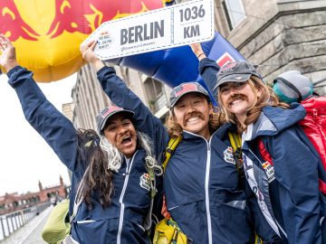 Dá sa precestovať svet bez peňazí? Red Bull dokázal, že áno, takto dobrodružná súťaž prebiehala