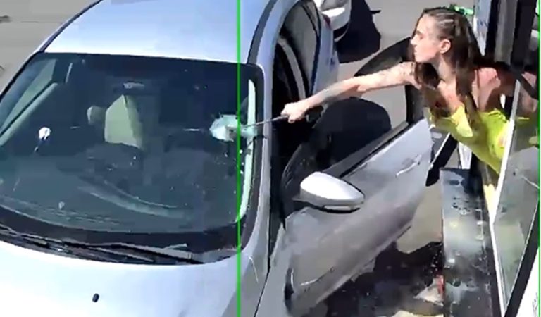 Konflikt s nespokojným zákazníkom môže eskalovať rôznym spôsobom. V tomto prípade baristka kladivom rozbila sklo zákazníkovho auta.