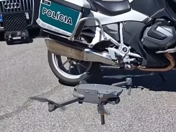 Policajti merajú rýchlosť pomocou dronou