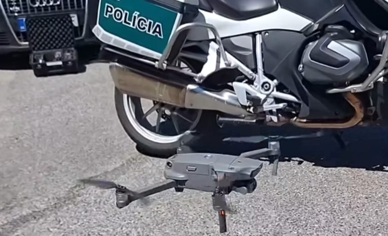 Policajti merajú rýchlosť pomocou dronou