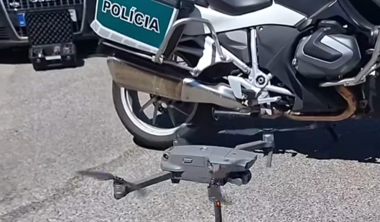 Policajti merajú rýchlosť pomocou dronou