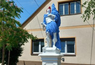 Historickú sochu sv. Floriána z 18. storočia, ktorá sa nachádza v Bratislave - Rači neznámy páchateľ svojvoľne premaľoval, čím ju poškodil.