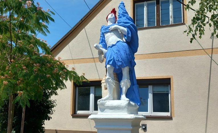 Historickú sochu sv. Floriána z 18. storočia, ktorá sa nachádza v Bratislave - Rači neznámy páchateľ svojvoľne premaľoval, čím ju poškodil.