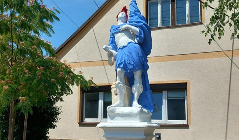 Historickú sochu sv. Floriána z 18. storočia, ktorá sa nachádza v Bratislave - Rači neznámy páchateľ svojvoľne premaľoval, čím ju poškodil.