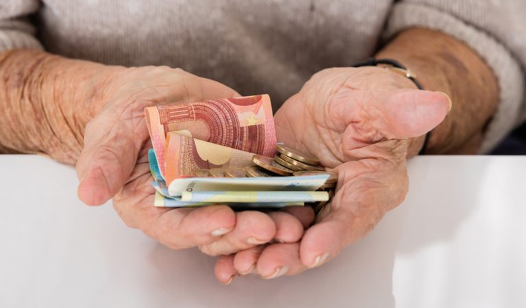 600 eur navyše k dôchodku? Zistite, či ste medzi Slovákmi, ktorí majú na ne nárok