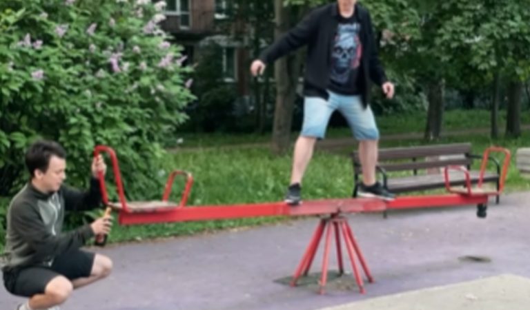 Ruský hudobník vytvoril seriál videí "Abeceda otvárania piva" v ktorom predstavuje nezvyčajné spôsoby, ako sa dá otvoriť fľaška piva.