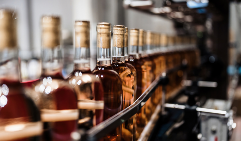 Ako správne skladovať alkohol? Nesprávna nádoba môže tieto nápoje znehodnotiť
