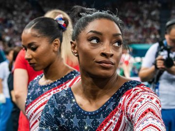 Ľudia na internete kritizujú Simone Biles kvôli neupraveným vlasom. Toto im gymnastka odkazuje