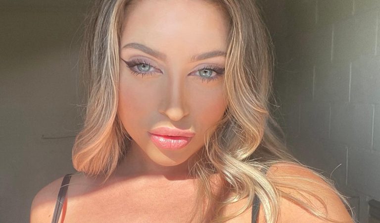 Kontroverzná modelka šokovala internet. Toto robila na hrobe svojho otca