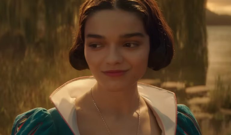 Kontroverzný remake Snehulienky dorazil s prvou ukážkou. Fanúšikov príliš nepotešila