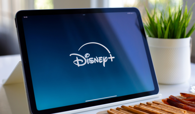Disney+ zamedzuje zdieľaniu účtov, za člena mimo domácnosti si priplatíš. Zmena sa dotkne aj Slovenska