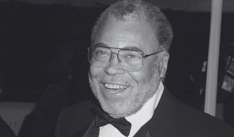 Zomrel kultový herec James Earl Jones. Prepožičal hlas Darth Vaderovi aj Mufasovi