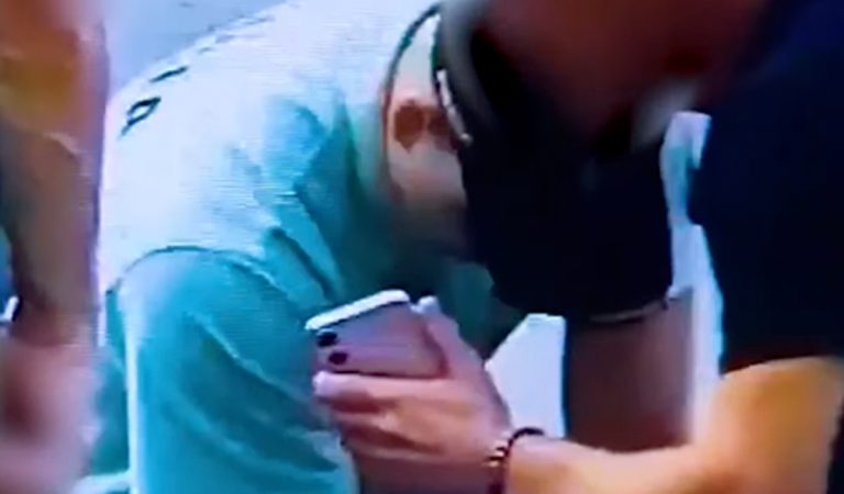 Policajti bojovali o život ženy