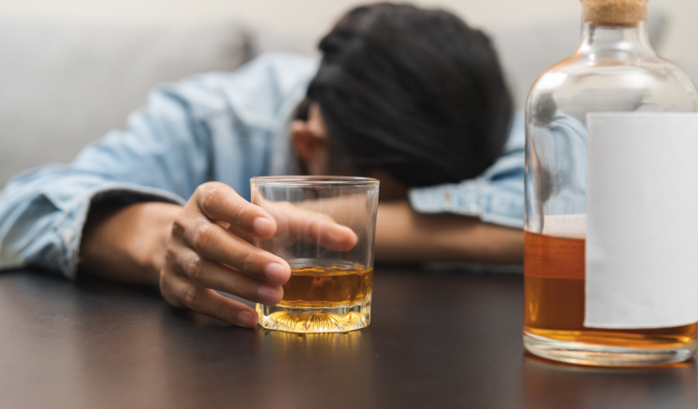 Chceš sa vyhnúť tomu, že ti bude po alkohole na druhý deň zle? Tieto veci by si mal robiť