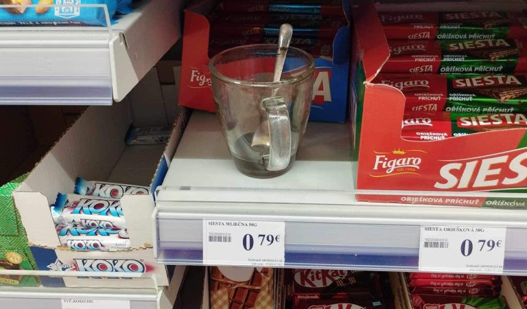 Nedopitá káva v regáli? Slováci sa sťažujú na predavačky v známom reťazci