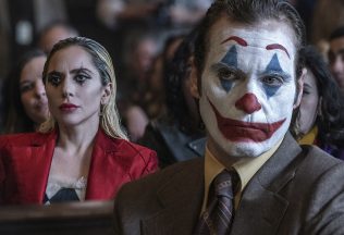 Legendárny Joker to opäť roztočí. Temná komiksovka Joker: Folie à Deux štartuje v našich kinách