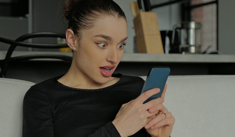 Profil na Instagrame zbiera bizarné výplody mužov z online zoznamiek (2. časť)