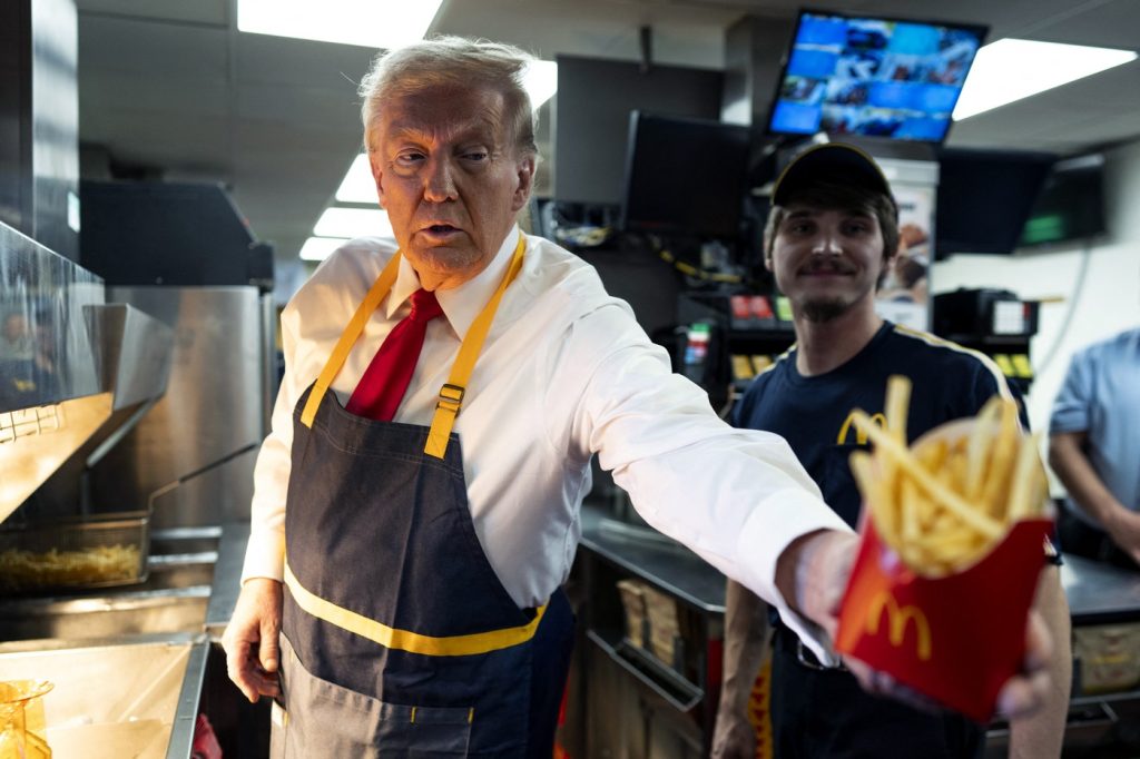 Republikánsky prezidentský kandidát Donald Trump sa učil robiť hranolky v McDonalde. Nie každému sa jeho hra na robotnícku triedu páči.