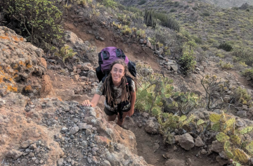 Barborin život na Tenerife nie je luxusná dovolenka. Za ubytovanie neplatí nič, býva v hippie komunite