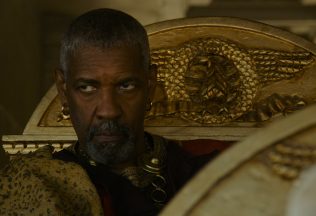 Z druhého Gladiátora vystrihli scénu, v ktorej sa Denzel Washington bozkáva s mužom. Podľa herca sa zľakli