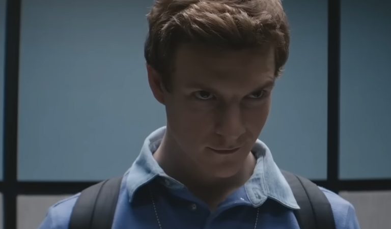 Sériový vrah Dexter sa vracia v novom seriáli. Trailer ukazuje jeho krvavé začiatky