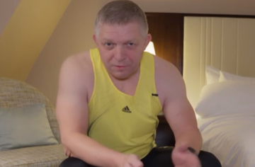 Robert Fico zverejnil video, ako cvičí. Denne spraví takmer tisíc klikov, stíha pritom aj žehliť či oholiť sa