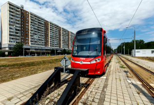 Petržalčania sa po rokoch konečne dočkajú. Prvá jazda novej električky sa uskutoční v tento deň