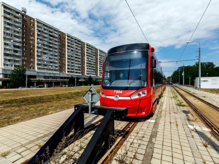 Petržalčania sa po rokoch konečne dočkajú. Prvá jazda novej električky sa uskutoční v tento deň