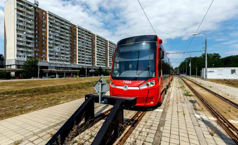 Petržalčania sa po rokoch konečne dočkajú. Prvá jazda novej električky sa uskutoční v tento deň